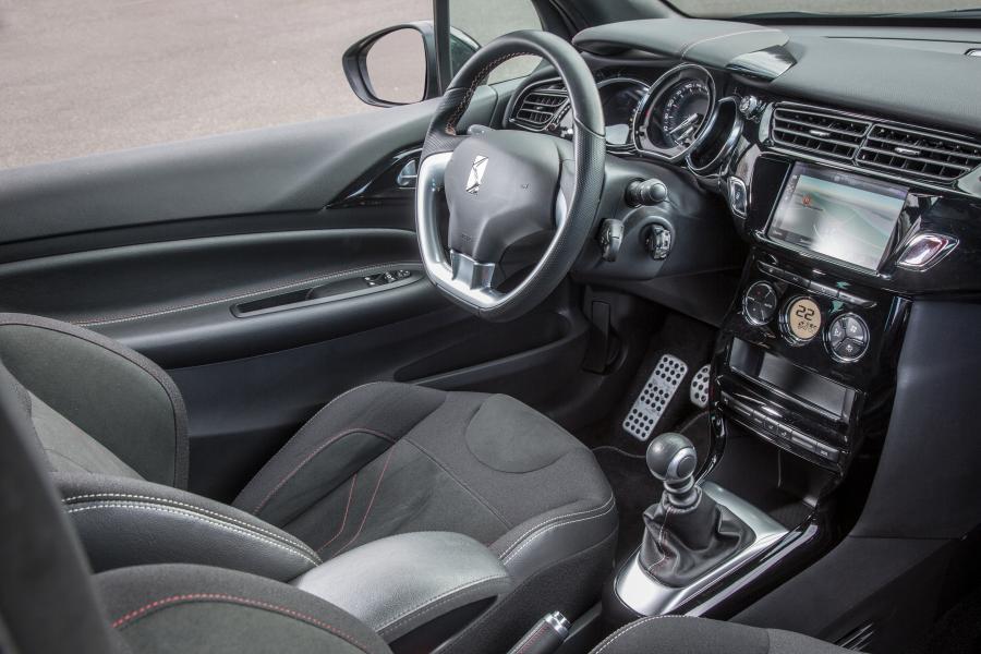 Интерьер DS 3 Performance Line 2016 года  (фото 19 из 25)